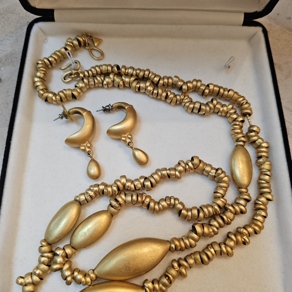 Vintage Liz Claiborne matte goldtone 36" necklace and earrings set